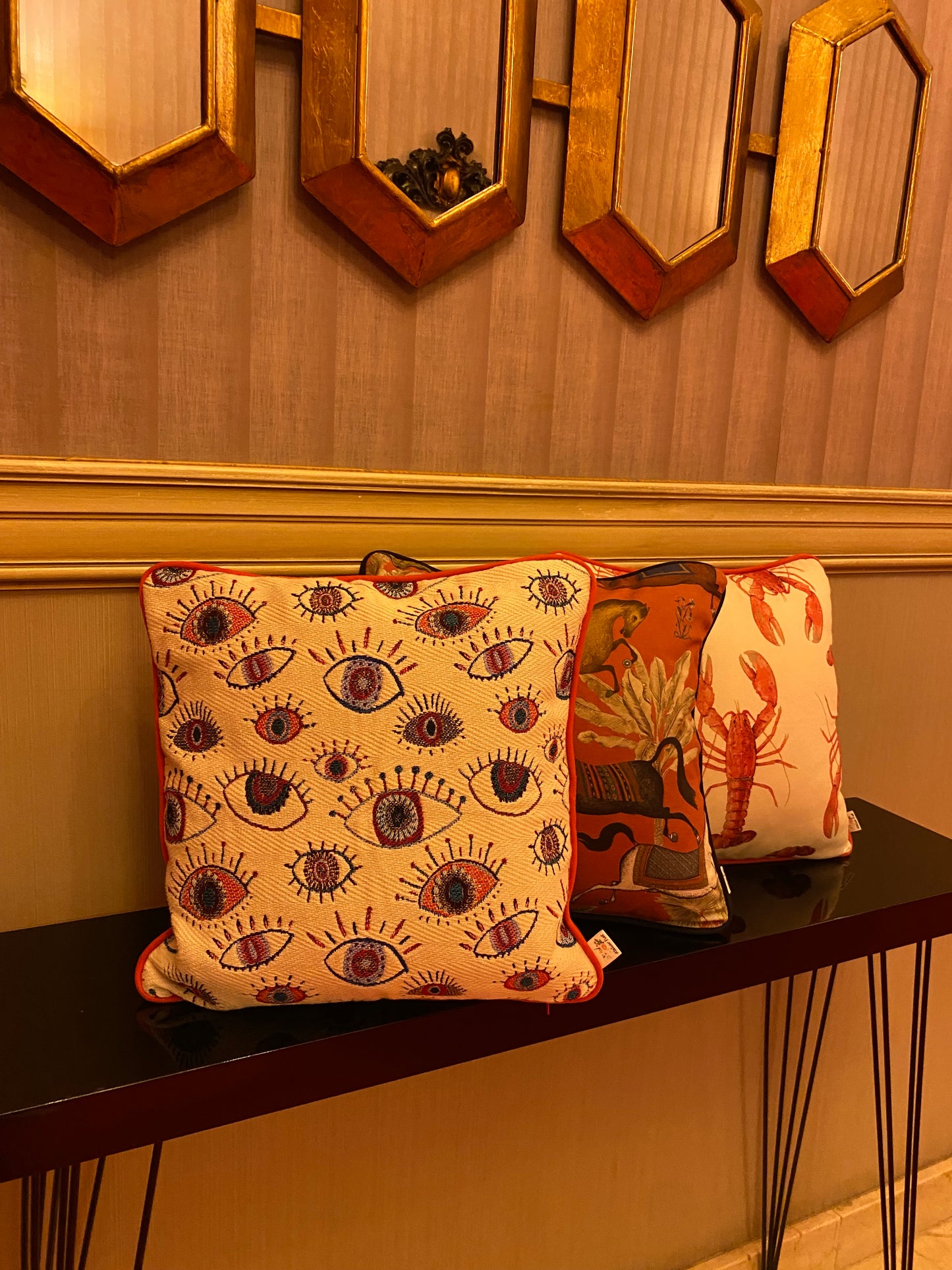 All eyes on you kussen met terra cotta bies