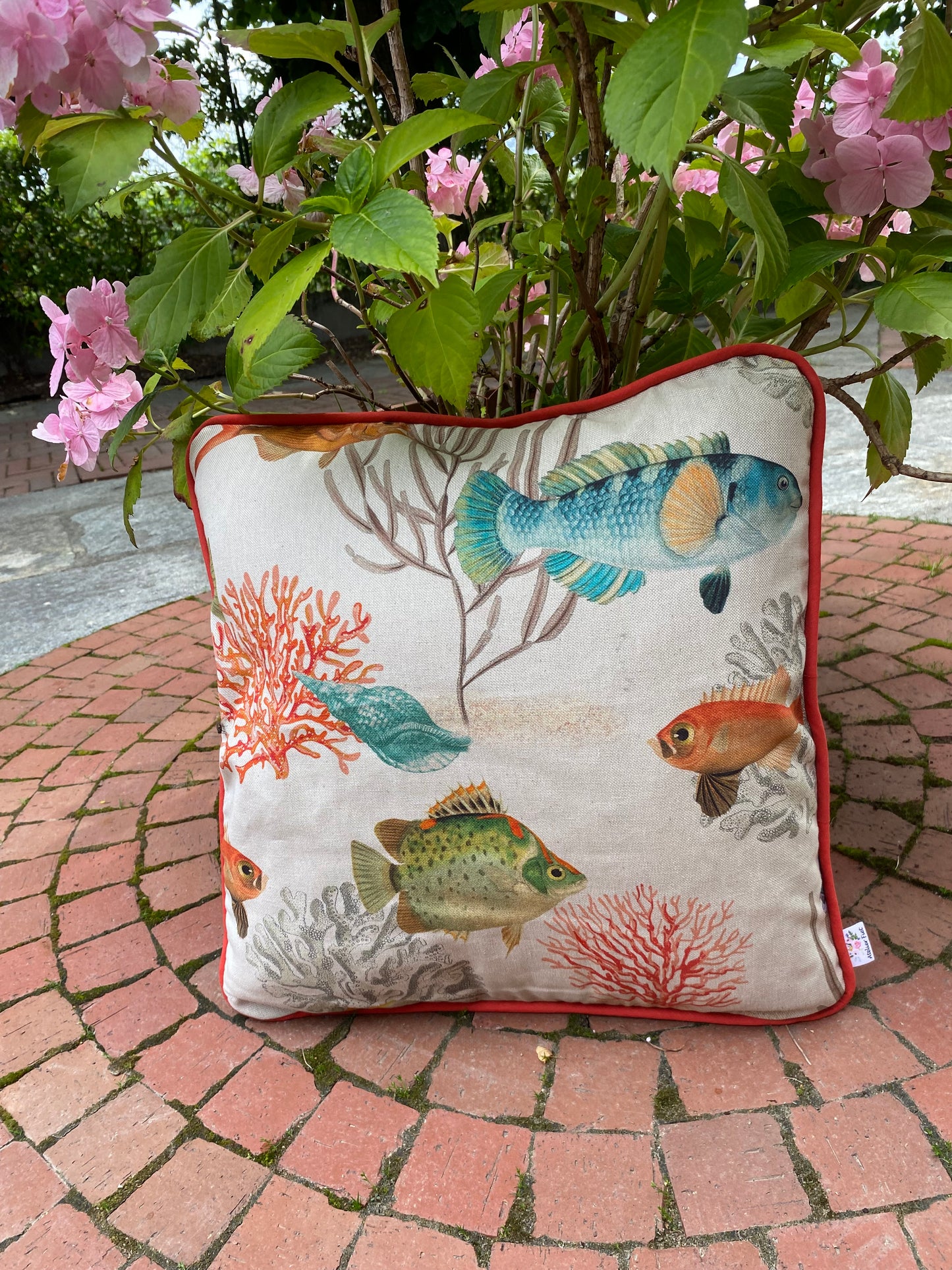 Vissen kussen met oranje bies