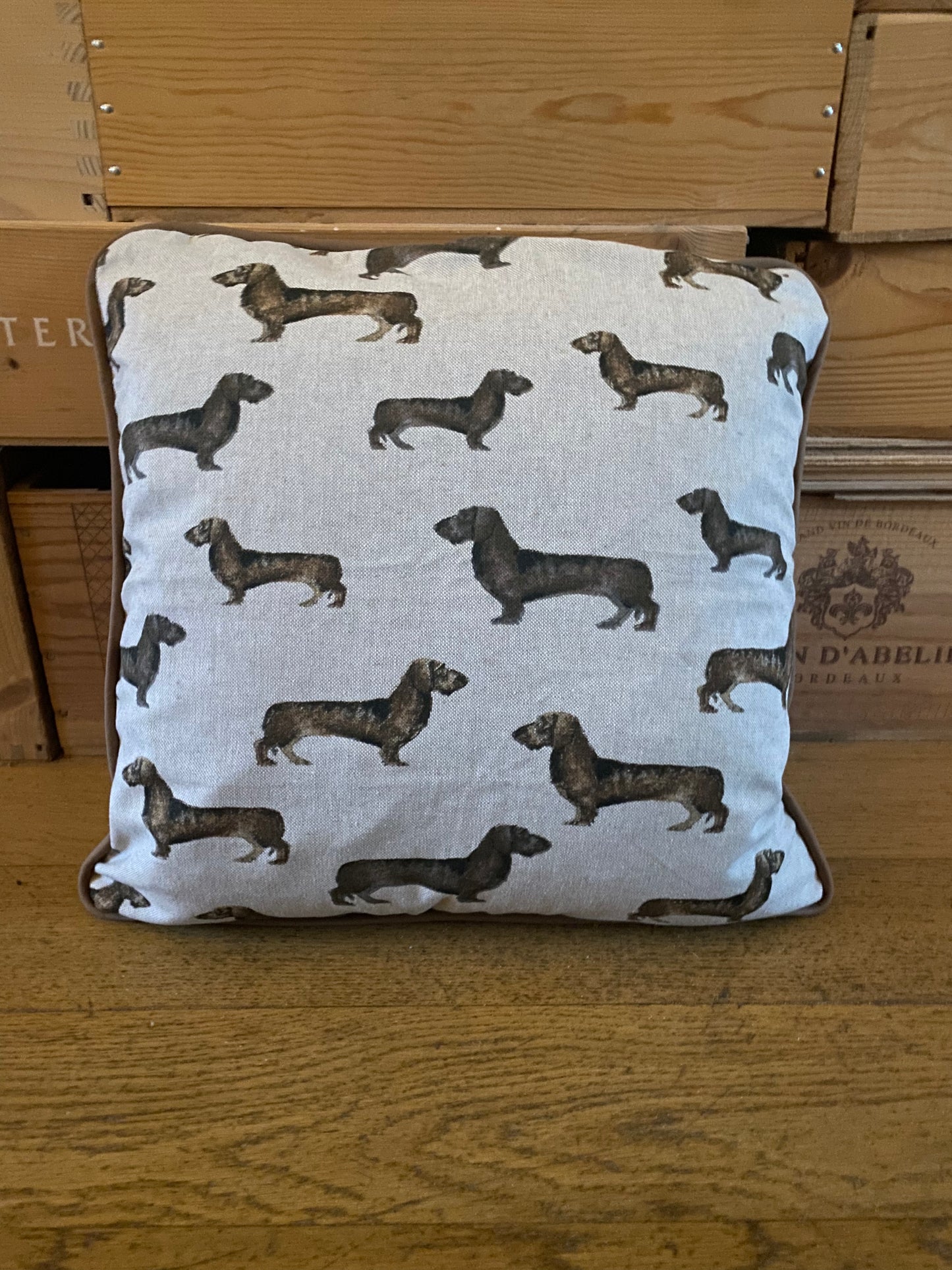 Teckel kussen met beige bies