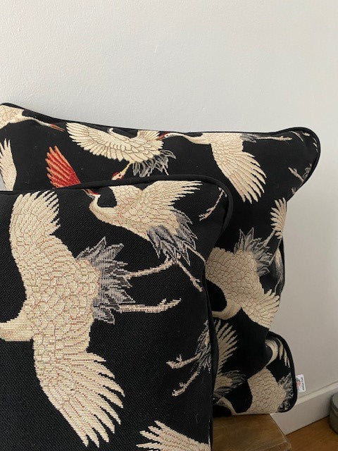 Kraanvogel kussen met zwarte bies