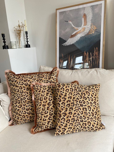 Panter kussen met roze franje